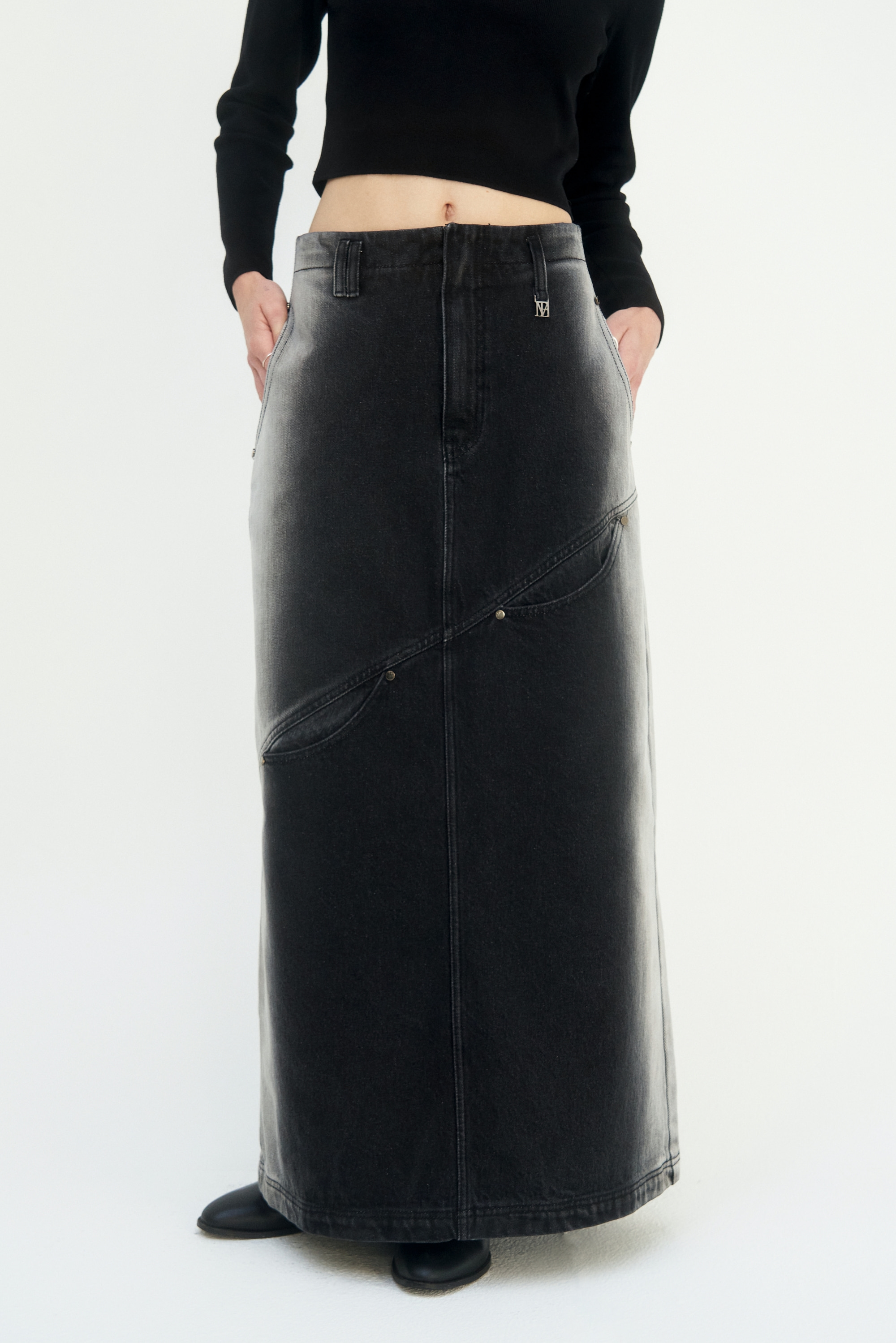 Curved Pocket Cut Denim Skirt [ Black ]