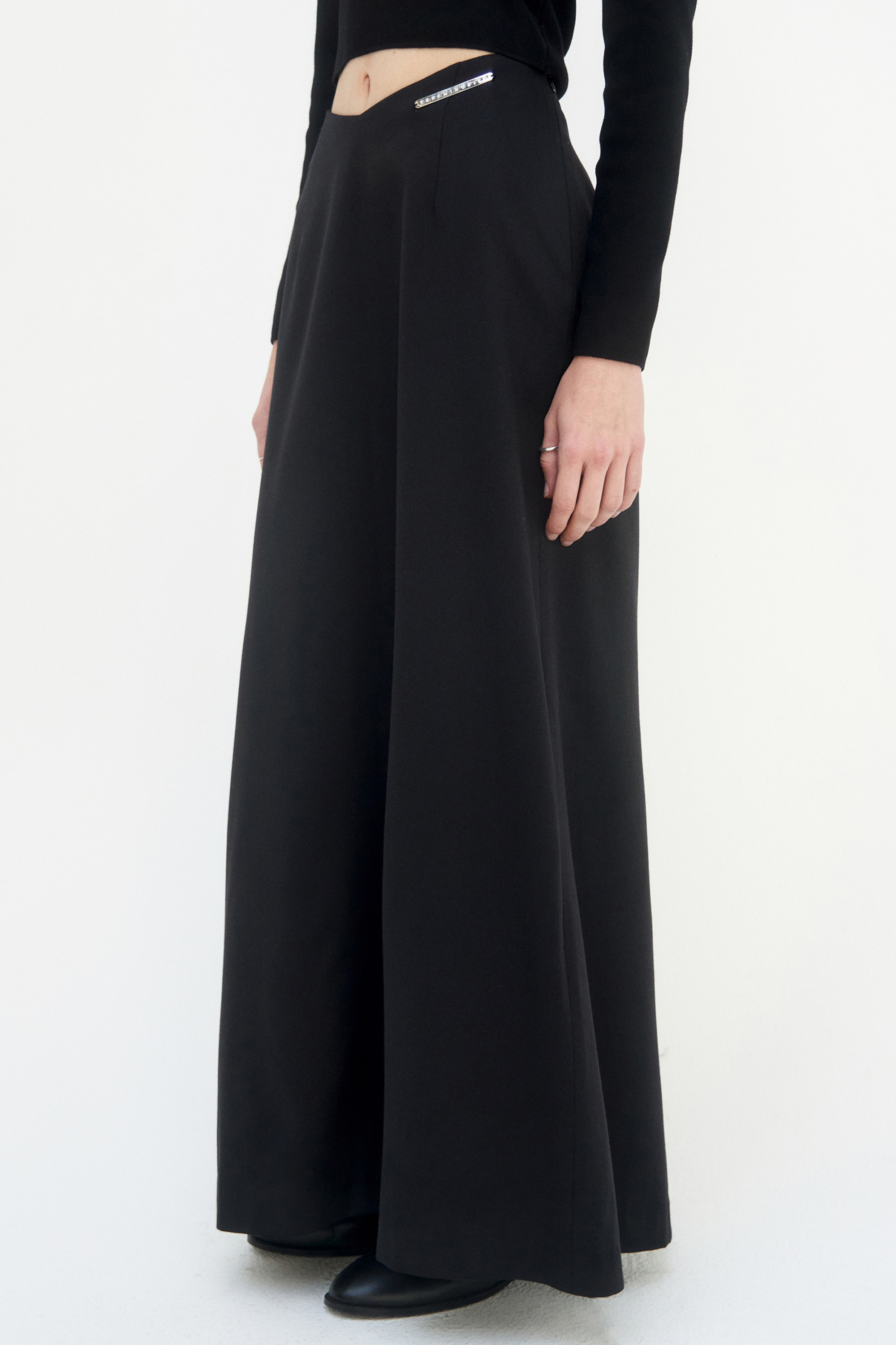 V Low-Waist Long Skirt [ Black ]